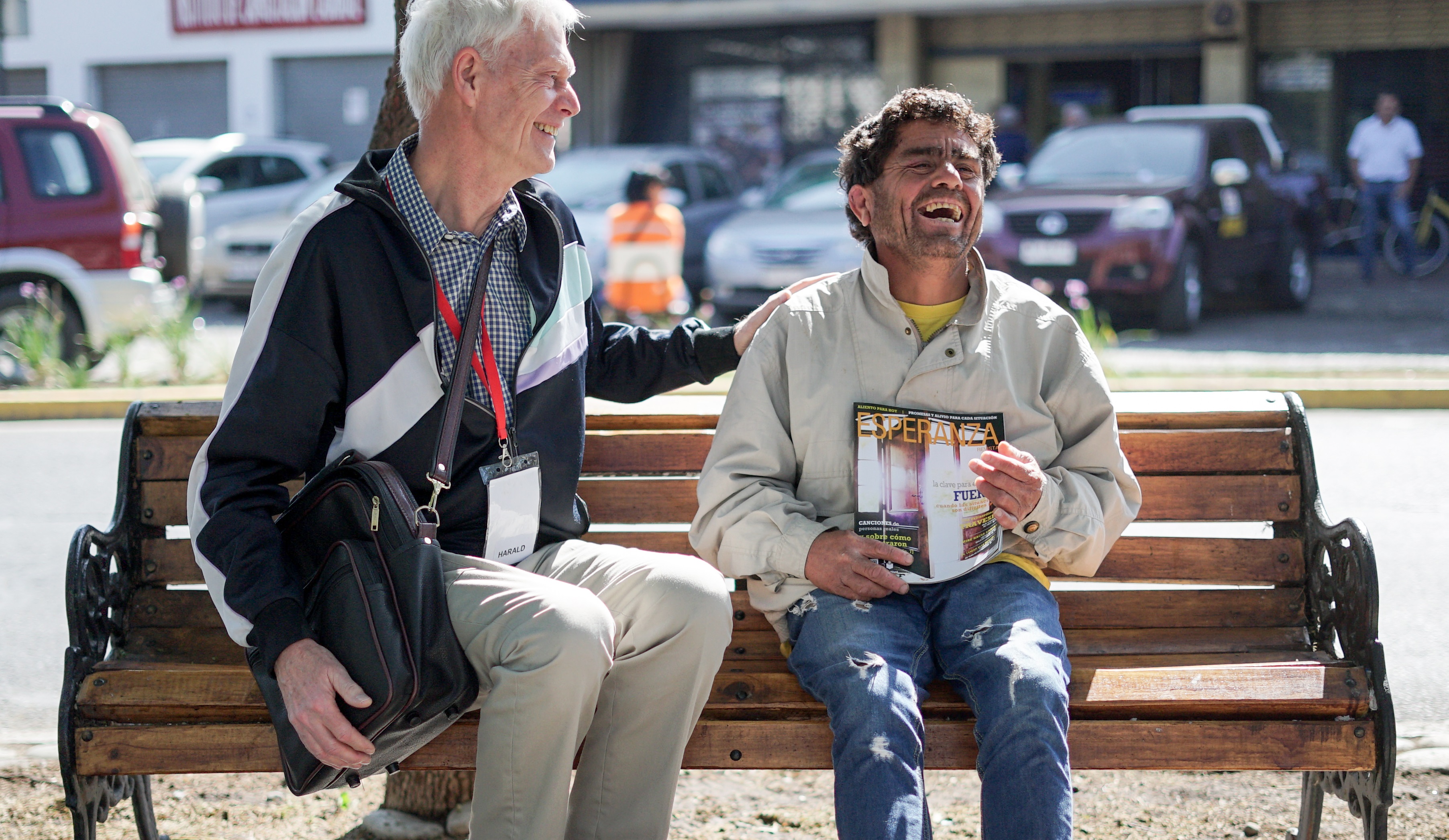 Harald Brötell talar med en man på en parkbänk i Chile.