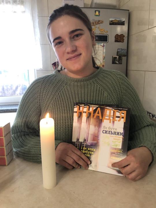 Tonårstjej med Bibelmagasinet Hope på ukrainska